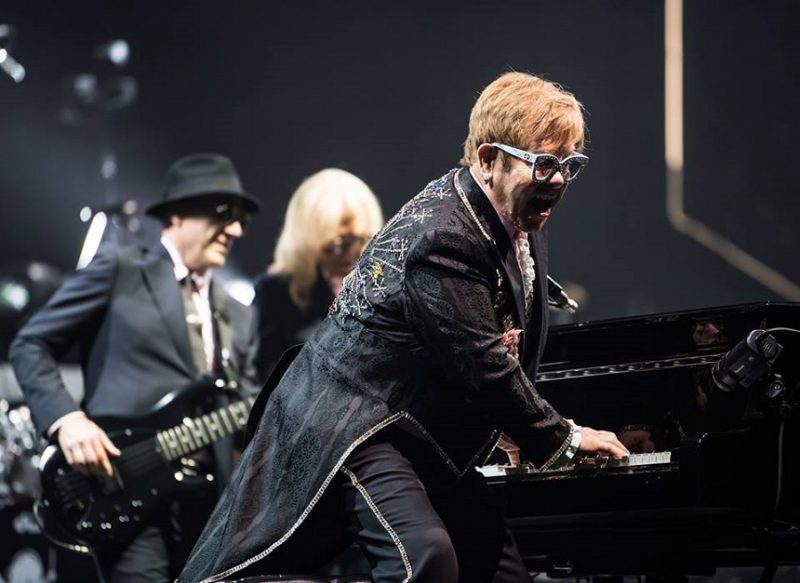 Elton John şi partenerul lui de viaţă au câştigat procesul intentat The Sun pentru defăimare