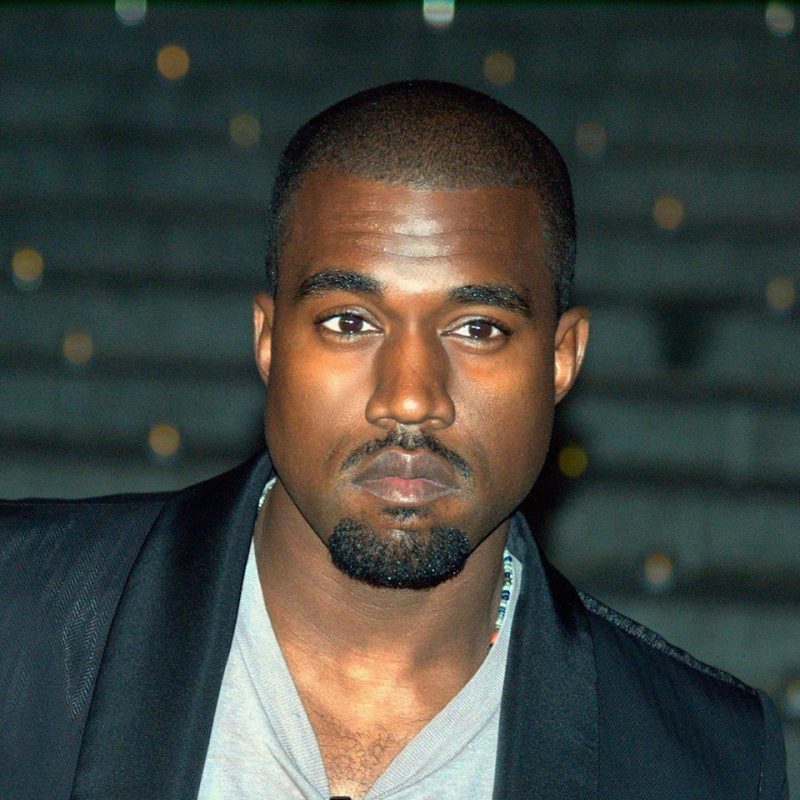 Kanye West vinde haine pentru mers la biserică