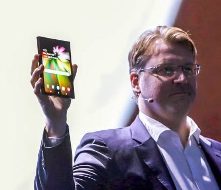 Samsung a prezentat în premieră telefonul pliabil