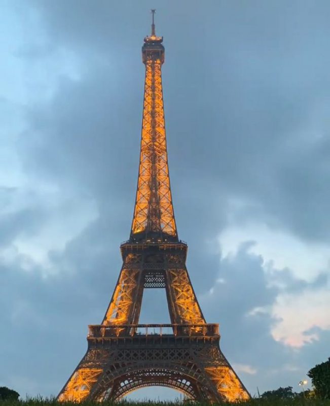 Un bărbat a vrut să escaladeze Turnul Eiffel