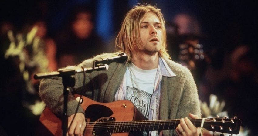 Puloverul lui Kurt Cobain, vândut cu peste 330.000 de dolari