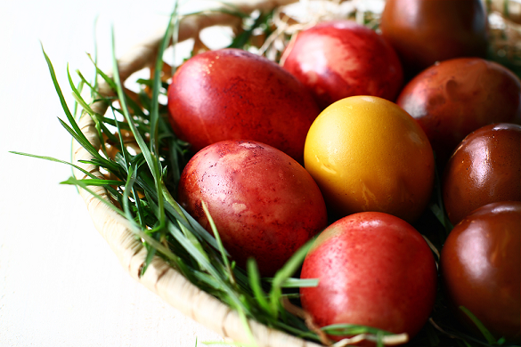 Cum pregătești coloranți naturali pentru ouă de Paște