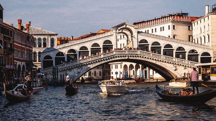 Veneția Impune Măsuri Stricte pentru Controlul Turismului în Zonele Supraaglomerate